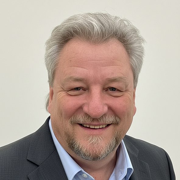 Thomas Mayr-Kiessling Bild vom Geschäftsführer Thomas Mayr-Kiessling mit grauen Haaren, lächelnd, in grauem Sakko und weißen Hemd vor hellem Hintergrund.